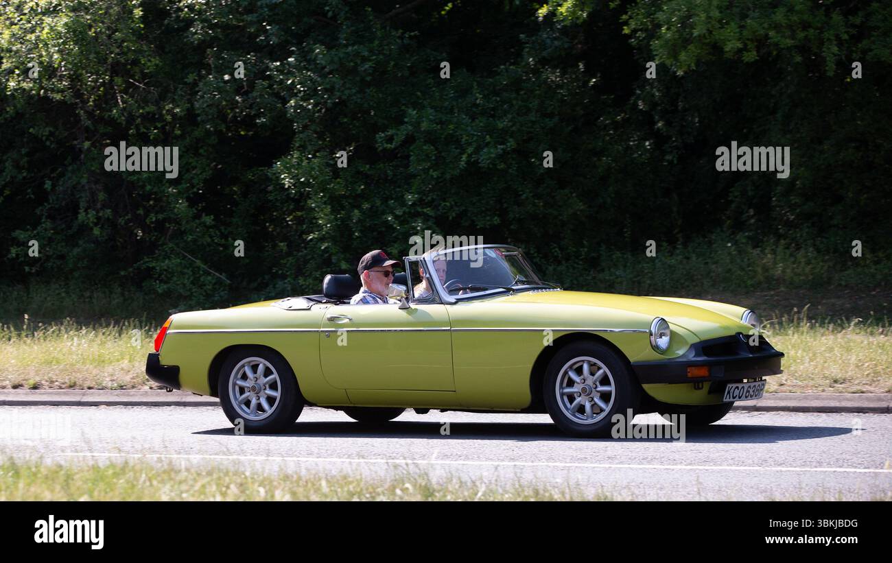 Milton Keynes,Bucks,UK - 16 giugno 2025: 1976 auto MGB gialle su strada britannica Foto Stock