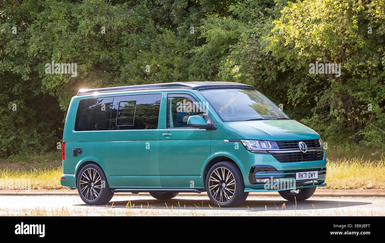 Milton Keynes,Bucks,UK - 16 giugno 2025: 2021 Volkswagen Transporter van car che guida su una strada britannica Foto Stock