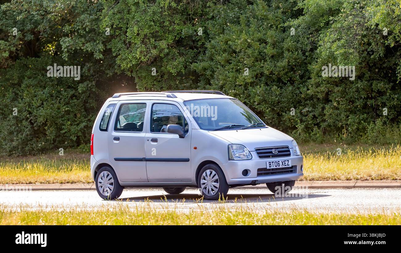 Milton Keynes,Bucks,UK - 16 giugno 2025: 2006 Suzuki Wagon che guida su una strada britannica Foto Stock