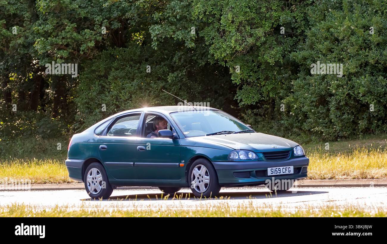 Milton Keynes,Bucks,UK - 16 giugno 2025: 1999 auto d'epoca verde Toyota Aventis su una strada inglese Foto Stock