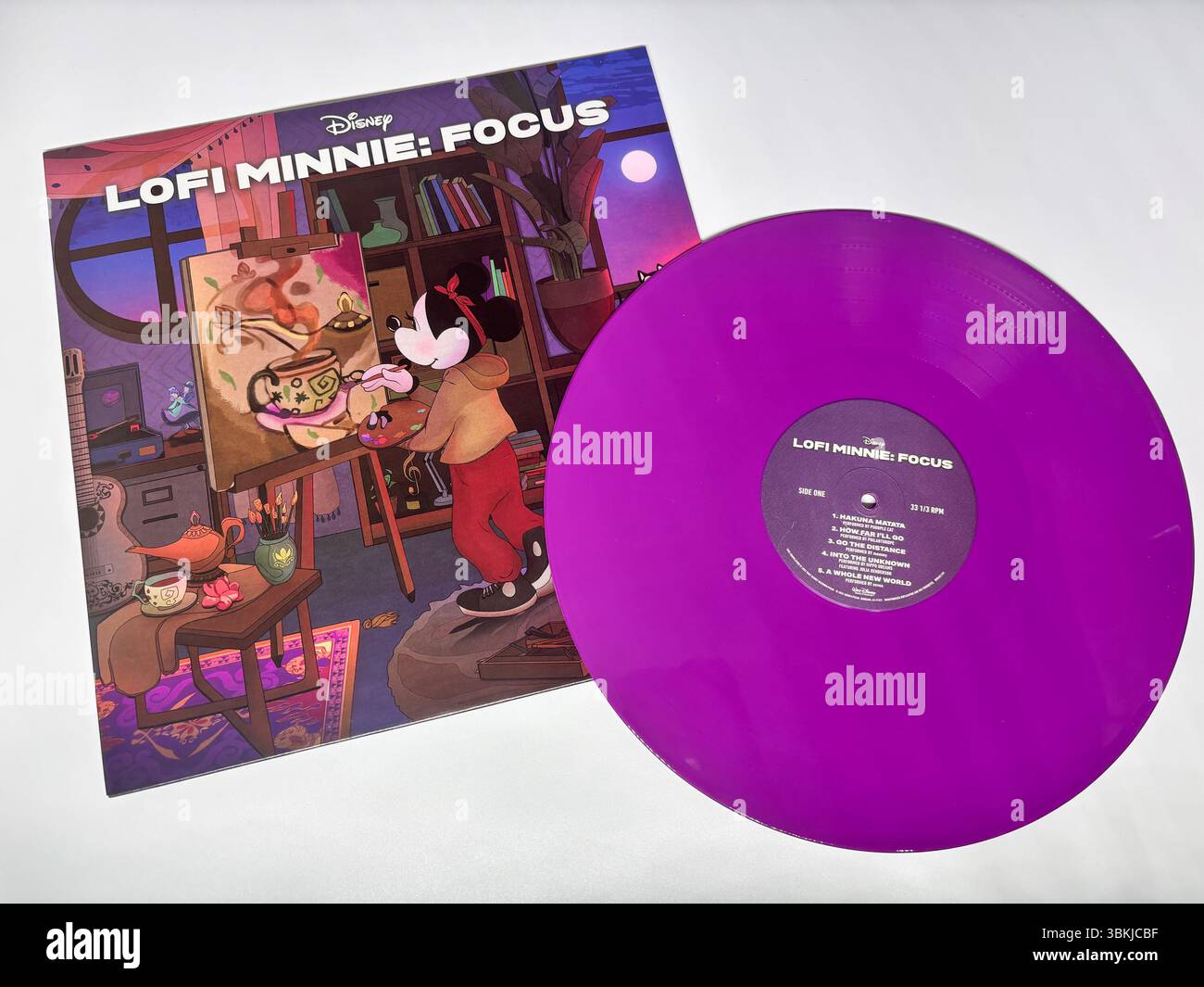 Lofi Minnie della Disney: Focus vinile, con Minnie che dipinge in una stanza accogliente e artistica. Premuto su vinile viola pieno. Foto Stock