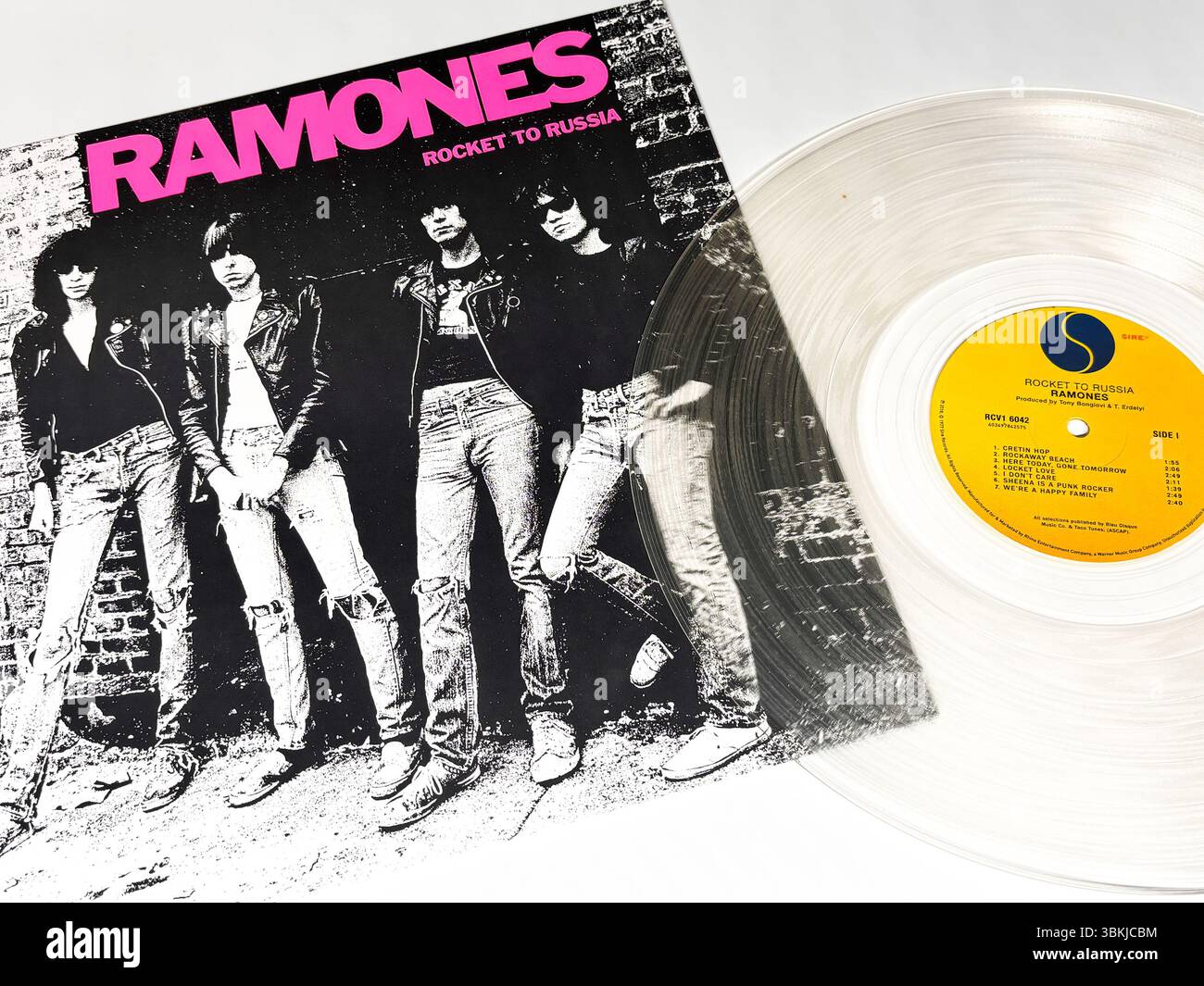 Disco in vinile Rocket to Russia dei Ramones, con una foto di copertina in bianco e nero della band in piedi davanti a un muro di mattoni. Foto Stock