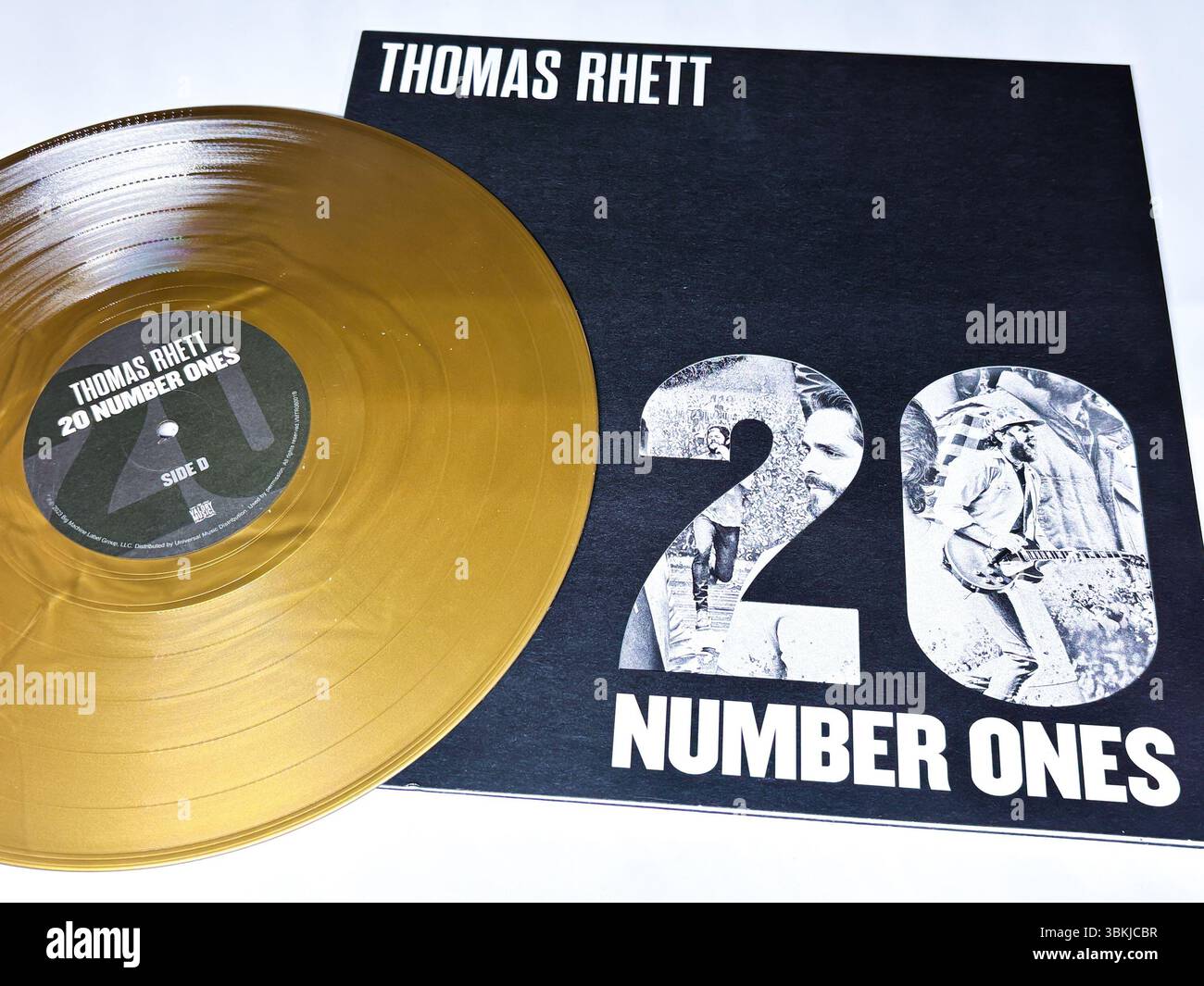 Il vinile numero 20 di Thomas Rhett, con una copertina nera audace con collage fotografici tipografici e disco in vinile dorato. Foto Stock