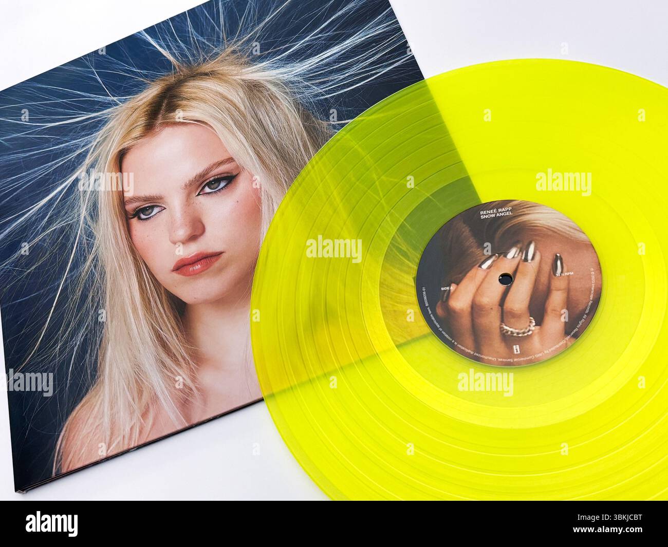 Una pressatura in vinile giallo neon di Snow Angel di Renee Rapp, con un ritratto dell'artista con capelli biondi platino. Foto Stock