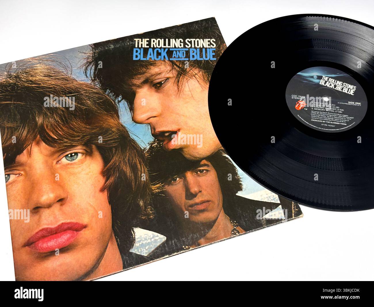Il disco in vinile Black and Blue dei Rolling Stones, con ritratti ravvicinati dei membri della band Mick Jagger, Keith Richards e Ronnie Wood Foto Stock
