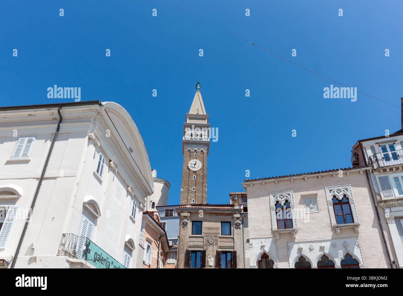 Una suggestiva vista verso l'alto cattura l'iconico campanile veneziano della chiesa parrocchiale di San Giorgio che si erge maestosamente sopra l'affascinante bui storico Foto Stock