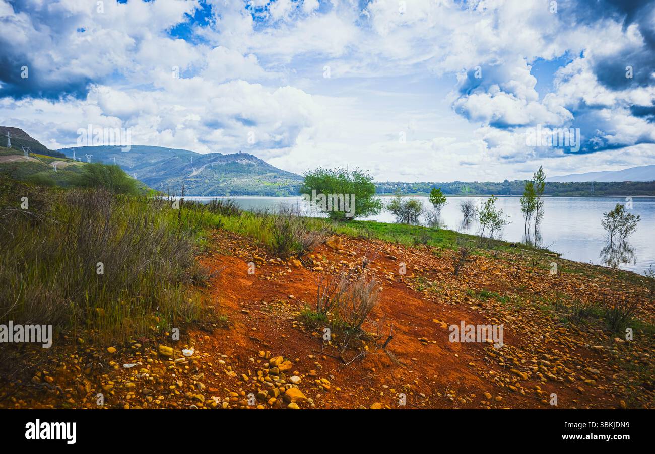 Barcena Reservoir Colorful Shoreline, León, Spagna, Foto Stock