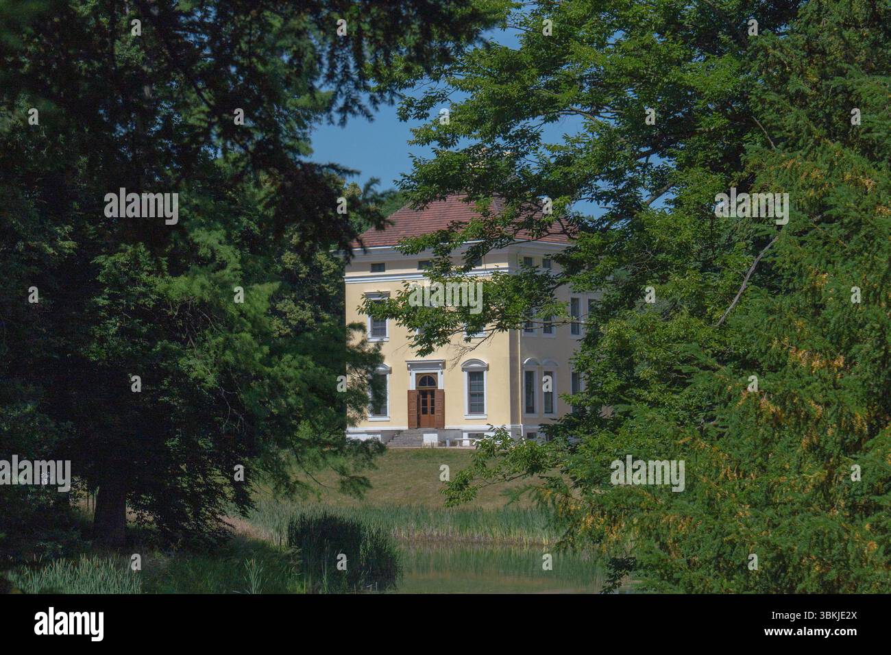 Dessau Roslau. Germania. 06.21.2025 il castello di Luisium in stile classico, che è Foto Stock