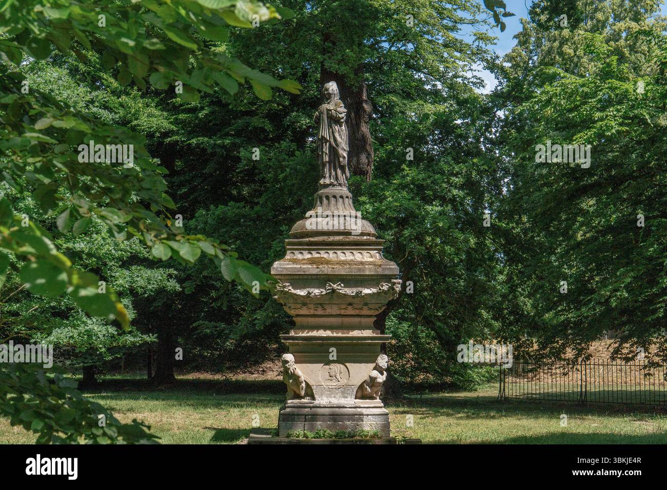Dessau Roslau. Germania. Statua in pietra del 06.21.2025 in stile antico nel verde del Parco Luisium Foto Stock