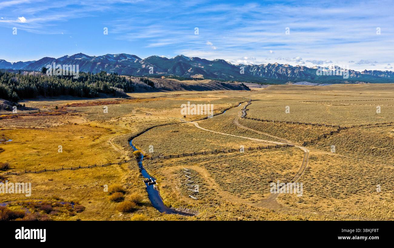 Sawtooth National Forest, Idaho, USA - 16 ottobre 2020: Una vista ad alto angolo mostra un torrente che si snoda attraverso una valle, con montagne sullo sfondo. Foto Stock