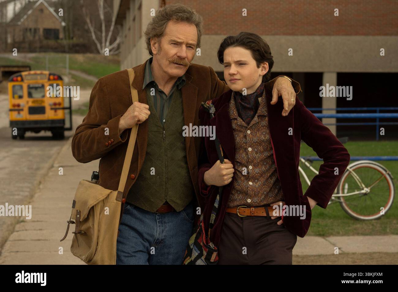 DATA DI RILASCIO: 9 giugno 2025. TITOLO: Tutto sarà grande. STUDIO: Lionsgate. DIRETTORE: Jon S. Baird. TRAMA: Mentre la famiglia Smart combatte con i suoi sogni di grandi dimensioni, si rende conto che la lotta per trovare la tua voce e il tuo posto nel mondo può avvenire indipendentemente dallo stadio della vita in cui ti trovi. PROTAGONISTA: BRYAN CRANSTON nel ruolo di Buddy Smart, BENJAMIN EVAN AINSWORTH nel ruolo di Les. (Immagine di credito: © Lionsgate/Entertainment Pictures/ZUMAPRESS.com) SOLO PER USO EDITORIALE! Non per USO commerciale! Foto Stock