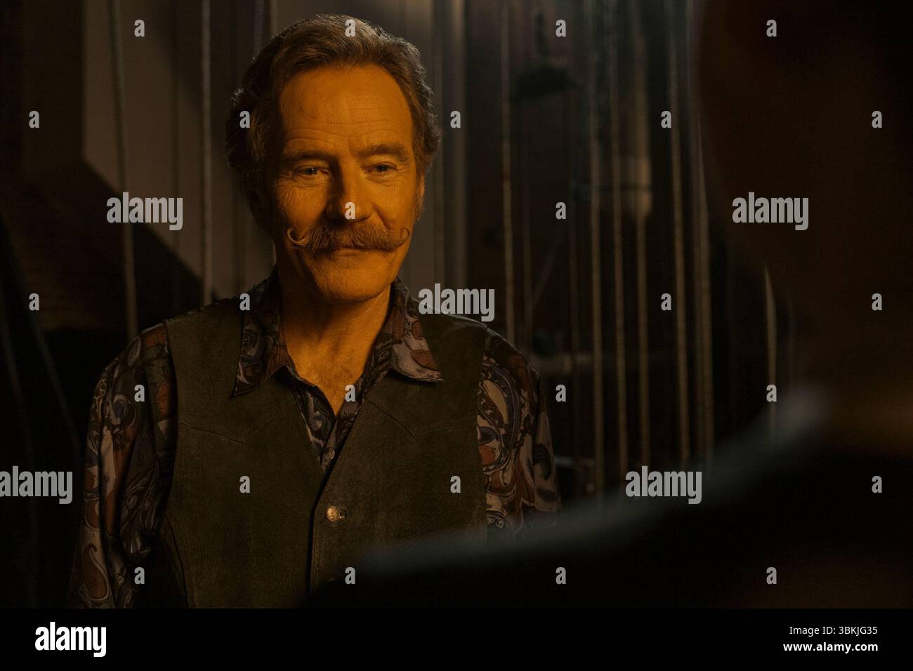 DATA DI RILASCIO: 9 giugno 2025. TITOLO: Tutto sarà grande. STUDIO: Lionsgate. DIRETTORE: Jon S. Baird. TRAMA: Mentre la famiglia Smart combatte con i suoi sogni di grandi dimensioni, si rende conto che la lotta per trovare la tua voce e il tuo posto nel mondo può avvenire indipendentemente dallo stadio della vita in cui ti trovi. PROTAGONISTA: BRYAN CRANSTON nel ruolo di Buddy Smart. (Immagine di credito: © Lionsgate/Entertainment Pictures/ZUMAPRESS.com) SOLO PER USO EDITORIALE! Non per USO commerciale! Foto Stock
