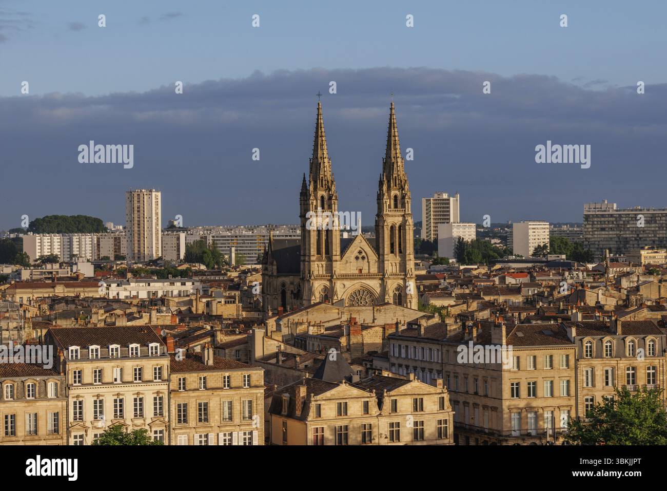 La cattedrale sovrasta edifici antichi, il cielo mostra le ombre serali, Bordeaux, garonna, francia Foto Stock