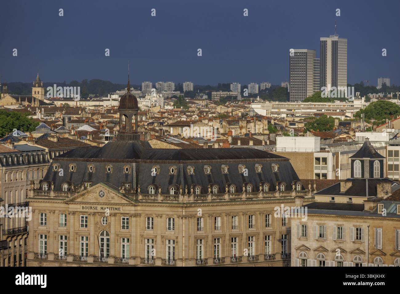 Impressionante edificio classico in un ambiente urbano con architettura moderna sullo sfondo, Bordeaux, garonna, francia Foto Stock