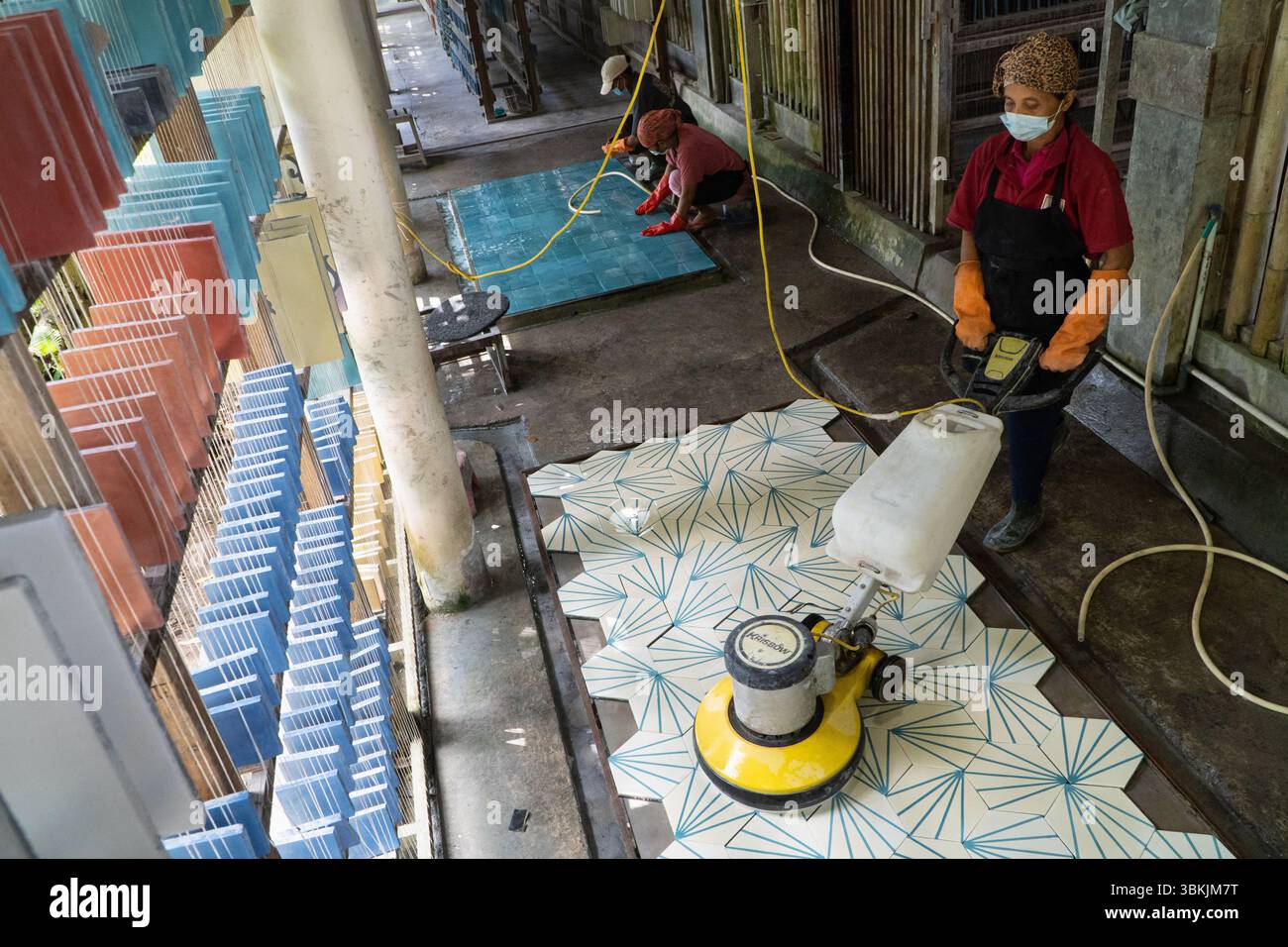 Bali, 3 settembre 2021: Un artigiano della ceramica di Sidemen lucida con cura le piastrelle, facendo emergere una lucentezza impeccabile attraverso l'abilità e la dedizione Foto Stock