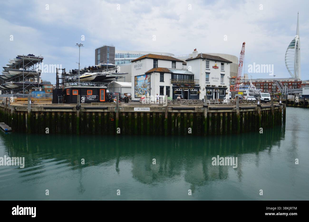 Camber Docks a Portsmouth, in Inghilterra, con taverne e infrastrutture marittime, catturati a giugno. L'iconica Spinnaker Tower è visibile nell'angolo. Foto Stock