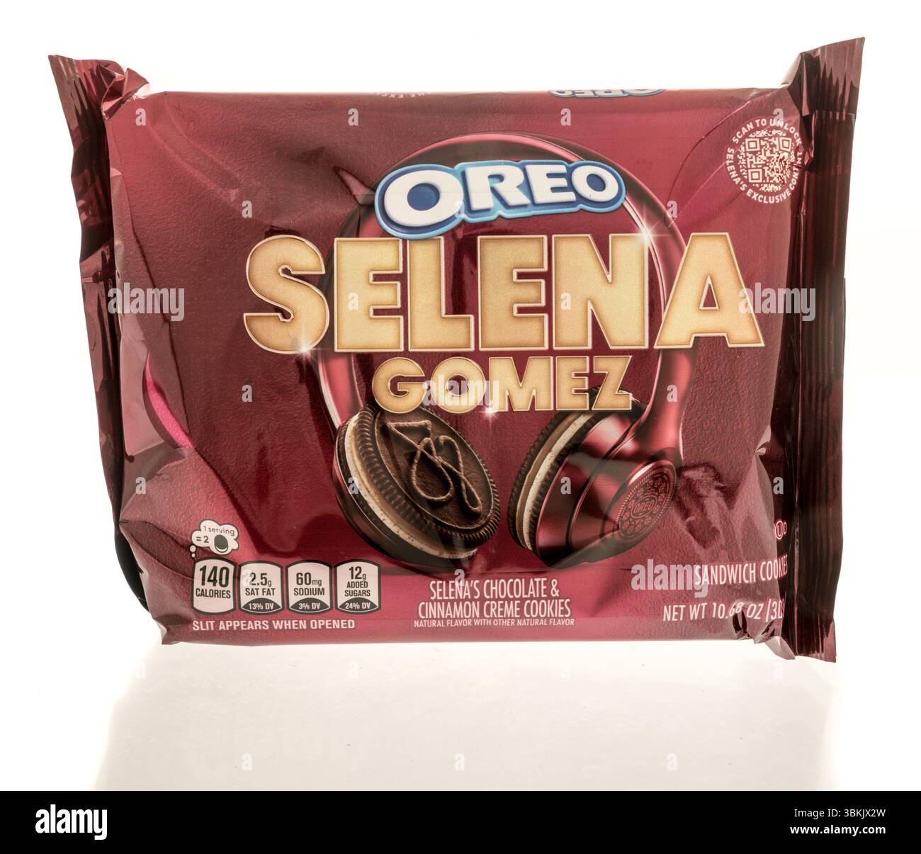 Winneconne, WI - 15 giugno 2025: Un pacchetto di biscotti alla cannella Oreo Selena Gomez su un sfondo isolato. Foto Stock