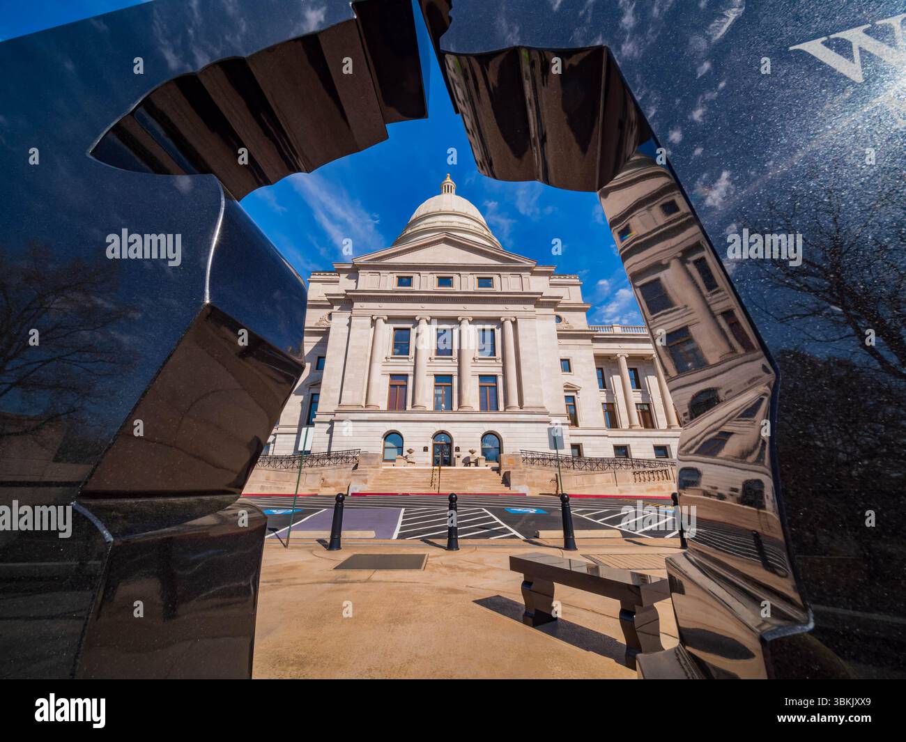 Soleggiata vista esterna dello storico palazzo del governo dello stato dell'Arkansas a Little Rock Foto Stock