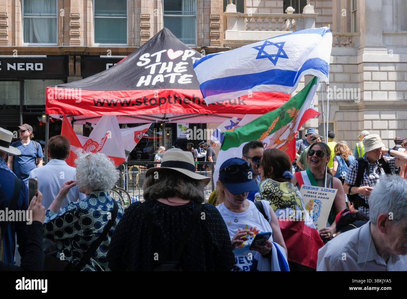 Londra, Regno Unito. 21 giugno 2025. Migliaia di dimostranti di solidarietà palestinesi marciano attraverso il centro di Londra. Una contro-protesta statica organizzata dal gruppo pro-Israele, Stop the Hate, si svolge vicino al percorso di marcia. Nella foto: I manifestanti pro-Israele Uniti dagli oppositori del regime del governo iraniano si preparano alla marcia di solidarietà palestinese. Foto Stock