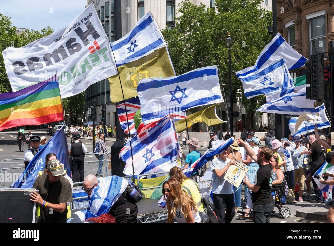 Londra, Regno Unito. 21 giugno 2025. Migliaia di dimostranti di solidarietà palestinesi marciano attraverso il centro di Londra. Una contro-protesta statica organizzata dal gruppo pro-Israele, Stop the Hate, si svolge vicino al percorso di marcia. Foto Stock