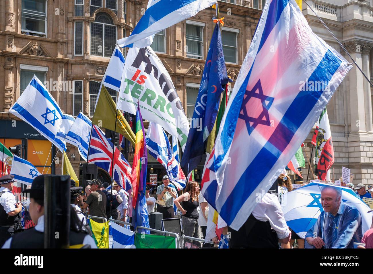 Londra, Regno Unito. 21 giugno 2025. Migliaia di dimostranti di solidarietà palestinesi marciano attraverso il centro di Londra. Una contro-protesta statica organizzata dal gruppo pro-Israele, Stop the Hate, si svolge vicino al percorso di marcia. Nella foto: I manifestanti pro-Israele Uniti dagli oppositori del regime del governo iraniano si preparano alla marcia di solidarietà palestinese. Foto Stock