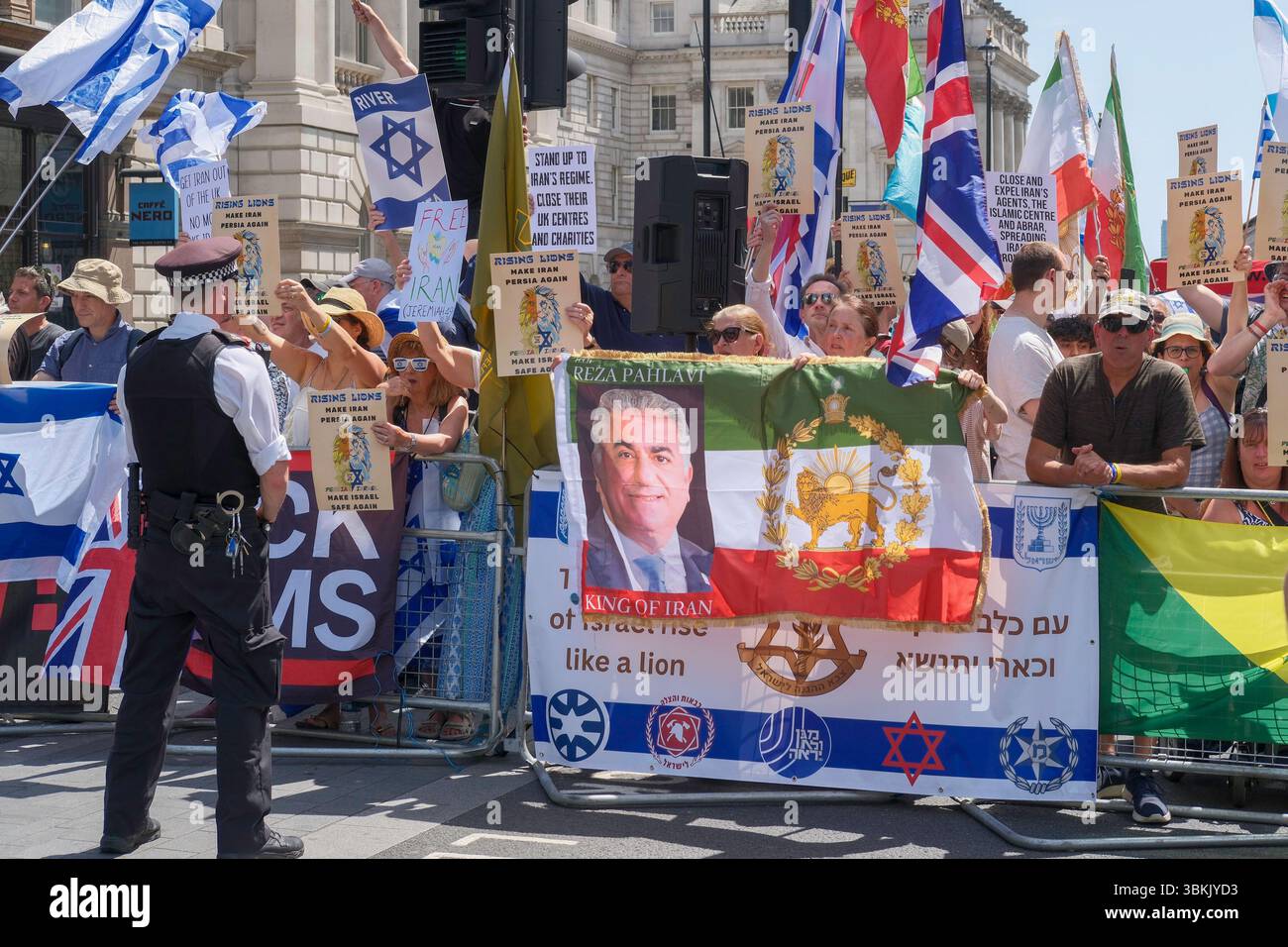 Londra, Regno Unito. 21 giugno 2025. Migliaia di dimostranti di solidarietà palestinesi marciano attraverso il centro di Londra. Una contro-protesta statica organizzata dal gruppo pro-Israele, Stop the Hate, si svolge vicino al percorso di marcia. Nella foto: I manifestanti pro-Israele Uniti dagli oppositori del regime del governo iraniano si preparano alla marcia di solidarietà palestinese. Foto Stock