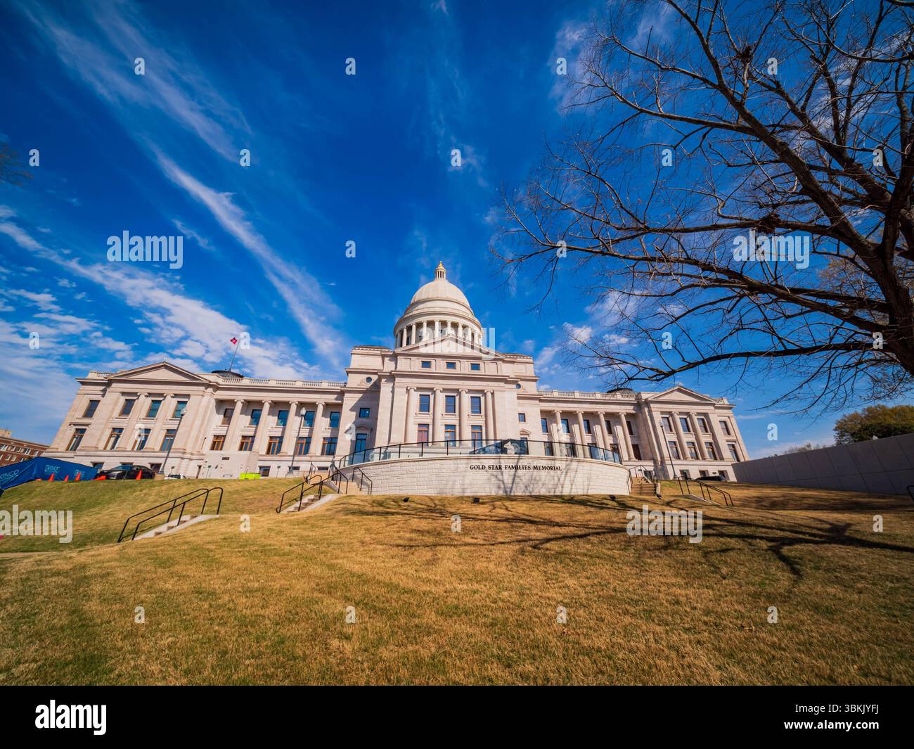 Arkansas, 24 marzo 2024 - soleggiata vista esterna dello storico palazzo del governo dello stato dell'Arkansas a Little Rock Foto Stock