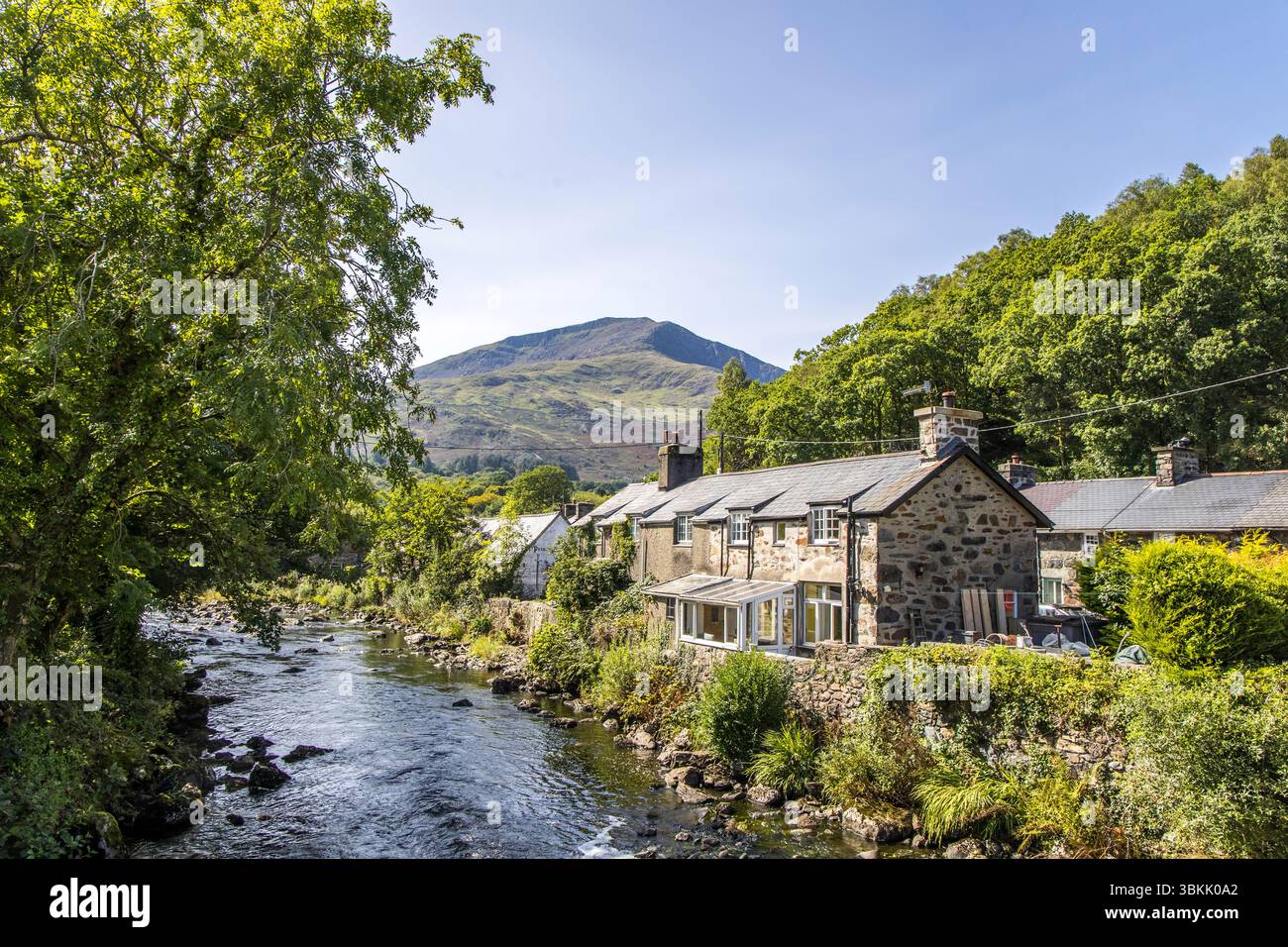 Beddgelert, Galles - 5 settembre 2023: Vista dal villaggio Beddgelert del monte Moel Hebog e del fiume Afon Glaslyn. Foto Stock