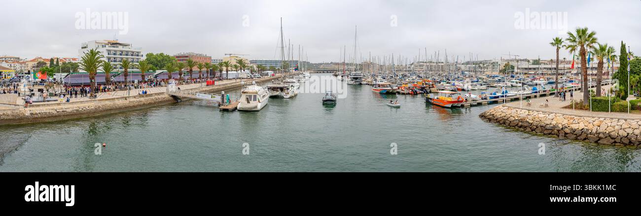 Vista panoramica del porticciolo nella città di Lagos-Portogallo dell'Algarve. Foto Stock