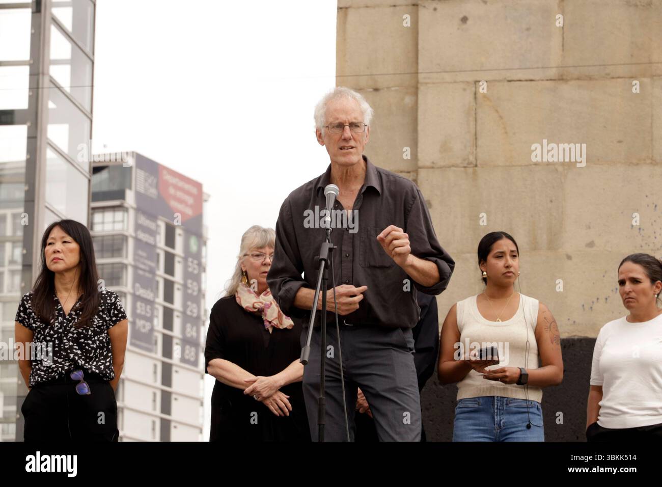 Città del Messico, Messico. 21 giugno 2025. Ferma il coordinatore di US Arms to Mexico, John Lindsay-Poland, nel quadro della giornata binazionale per la pace e la giustizia al monumento alla rivoluzione. Il 21 giugno 2025 a città del Messico, Messico. (Foto di Luis Barron/Eyepix Group/Sipa USA) credito: SIPA USA/Alamy Live News Foto Stock