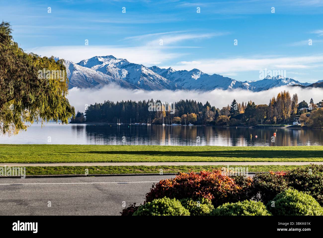 Wanaka, regione di Otago, nuova Zelanda, vista panoramica del lago Wanaka in una giornata d'autunno soleggiata con Roys Bay e vista sull'aspirante parco nazionale di Mount Foto Stock