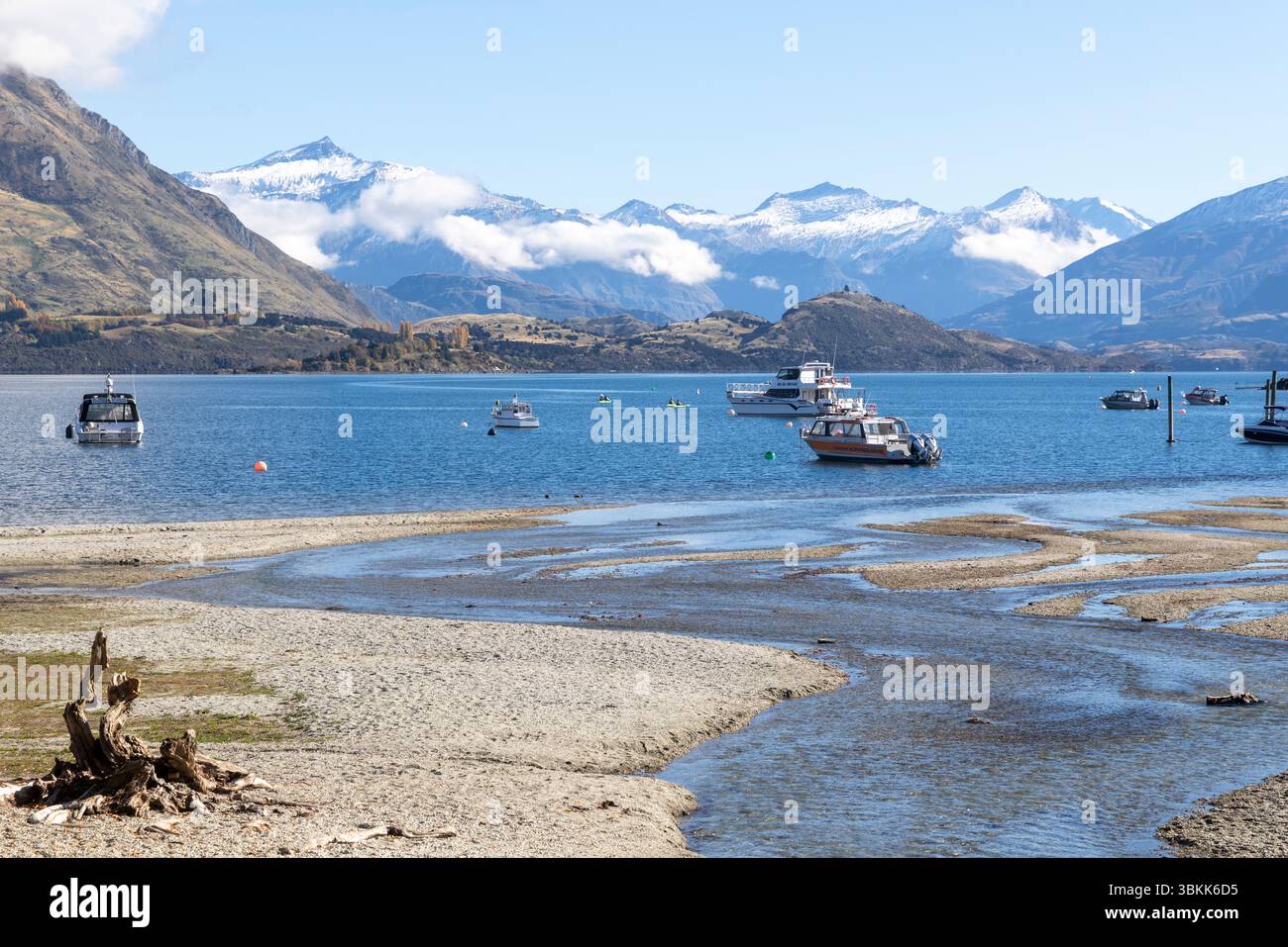 Lago Wanaka, Otago, Isola del Sud, nuova Zelanda, vista sul Lago Wanaka e barche ormeggiate nella soleggiata giornata autunnale del 2025 Foto Stock