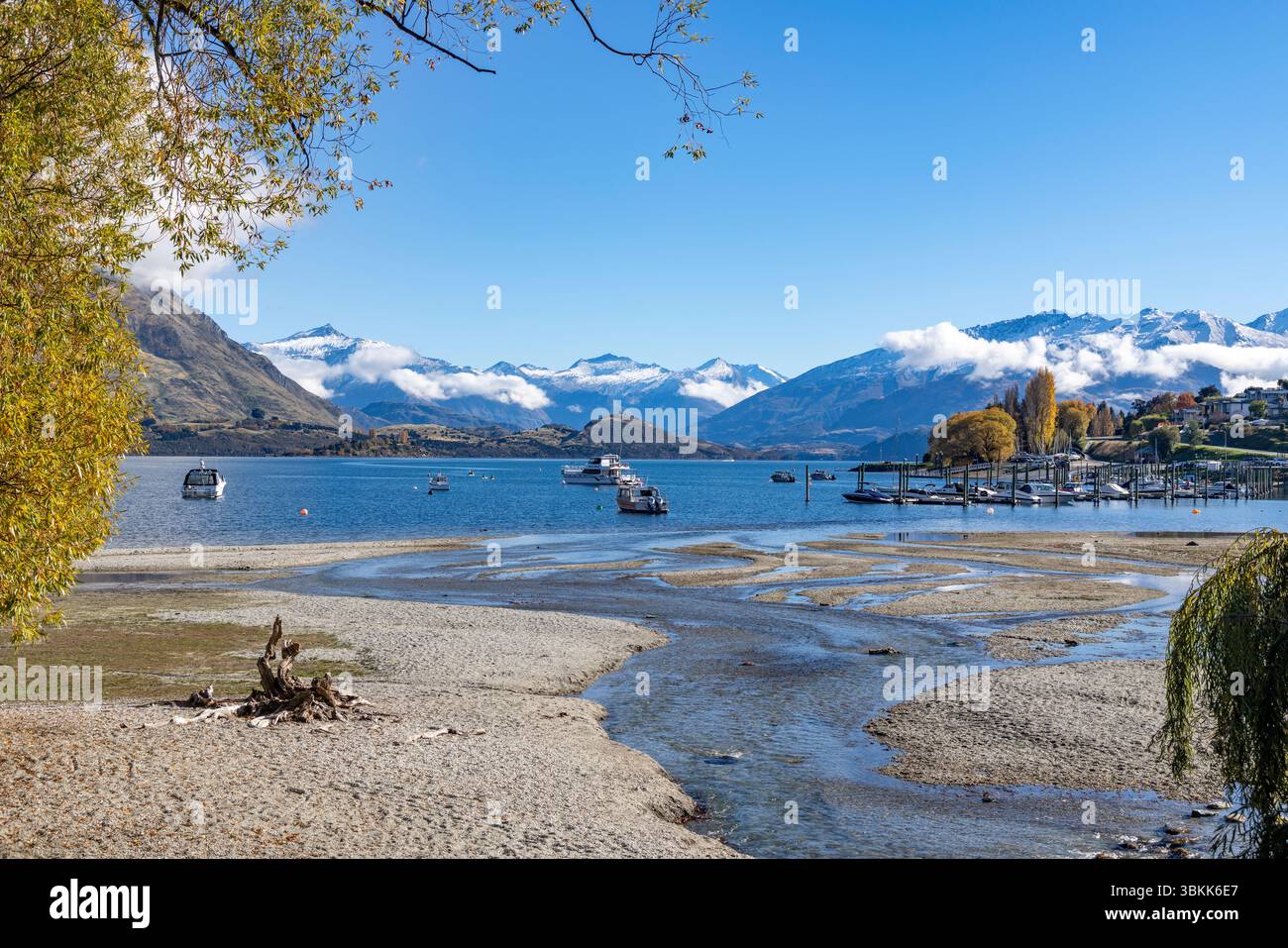 Lago Wanaka, Otago, Isola del Sud, nuova Zelanda, vista sul Lago Wanaka e barche ormeggiate nella soleggiata giornata autunnale del 2025 Foto Stock