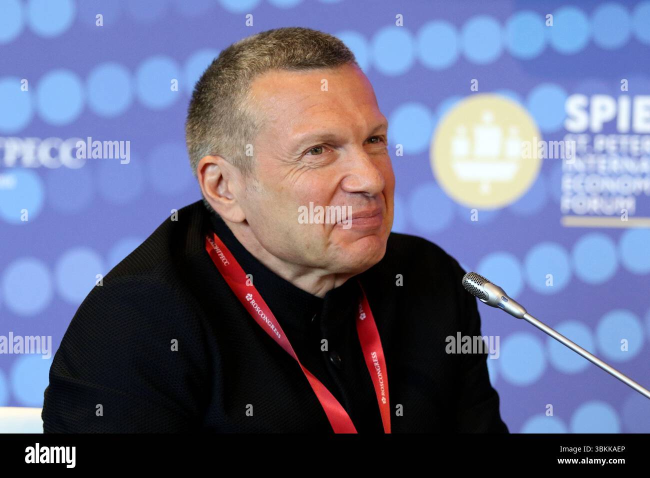 San Pietroburgo, Russia. 20 giugno 2025. Vladimir Solovyev, giornalista, Anchor durante lo spettacolo televisivo "domenica sera con Vladimir Solovyov" visto durante le attuali capacità delle giurisdizioni nazionali per l'economia del nuovo ciclo sessione del XXVIII Forum economico internazionale di San Pietroburgo presso l'Expoforum Convention and Exhibition Center. Credito: SOPA Images Limited/Alamy Live News Foto Stock