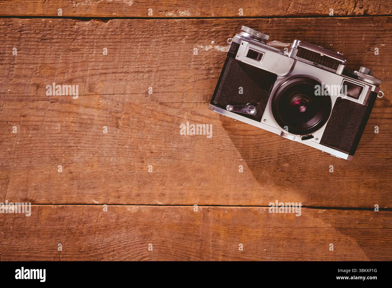 Telecamera vecchia scuola su pavimento in legno Foto Stock