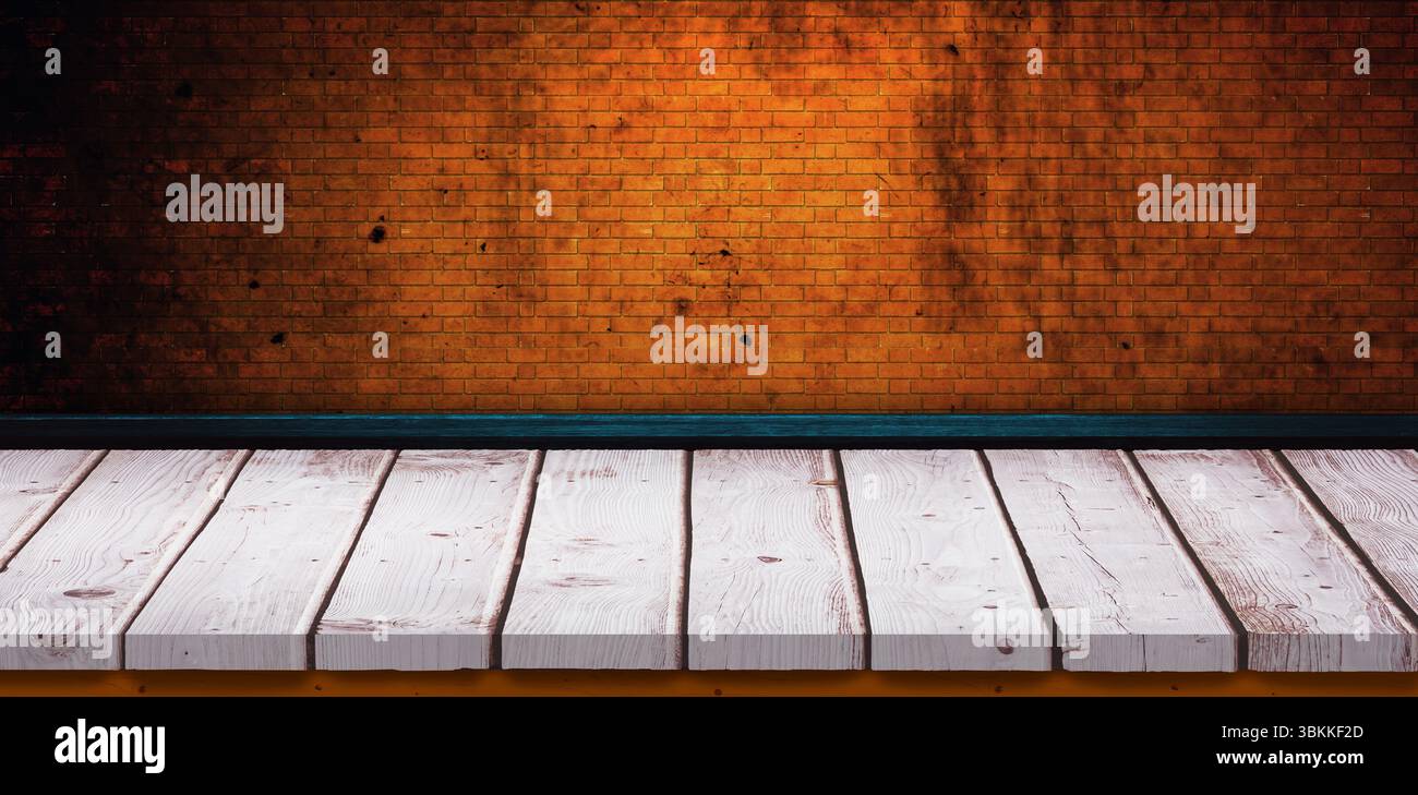 Ripiano in legno bianco su parete marrone Foto Stock