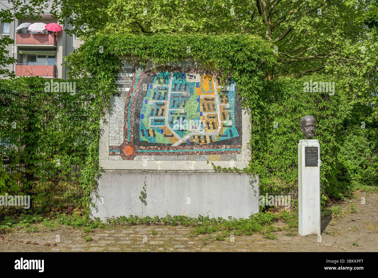 Karte zum Städtebauprogramm der 60er Jahre, Paul-Hertz-Siedlung, Bronzebüste von Paul Hertz, Heckerdamm, Charlottenburg, Bezirk Charlottenburg-Wilmers Foto Stock