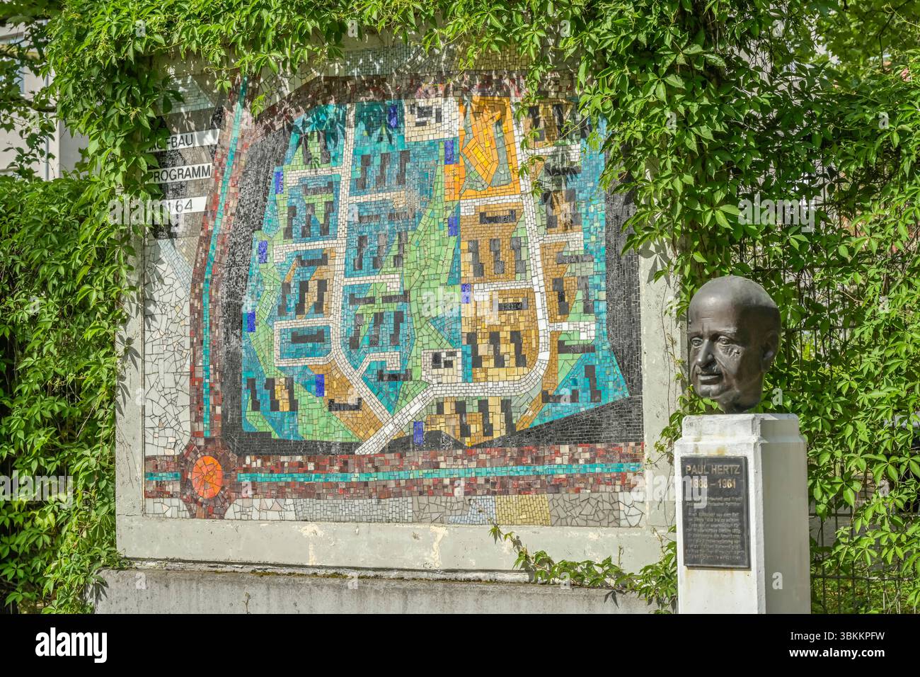 Karte zum Städtebauprogramm der 60er Jahre, Paul-Hertz-Siedlung, Bronzebüste von Paul Hertz, Heckerdamm, Charlottenburg, Bezirk Charlottenburg-Wilmers Foto Stock