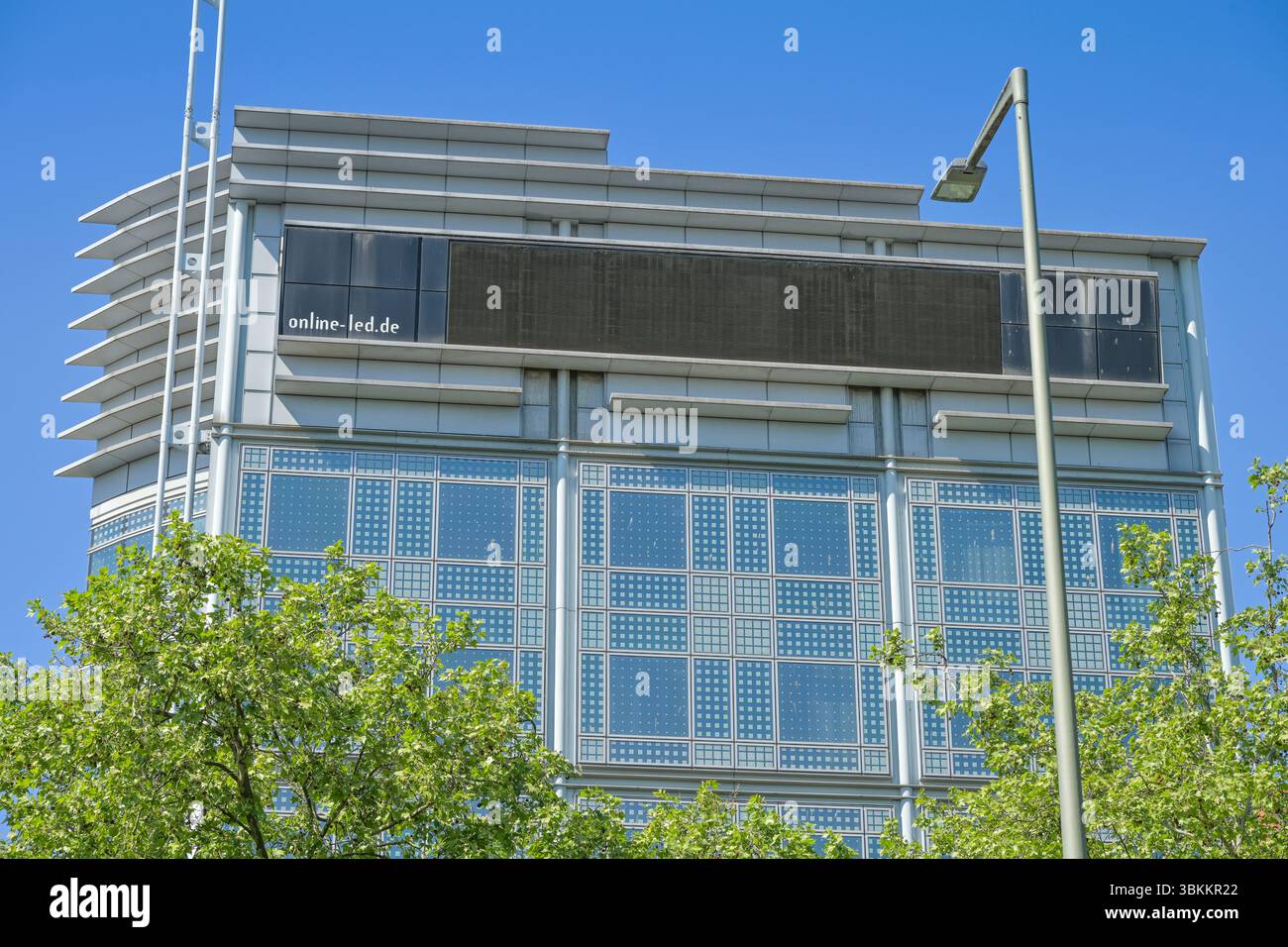 Bürogebäude am Adenauerplatz, Handtuchhaus von Helmut Jahn, Kurfürstendamm, Charlottenburg, Bezirk Charlottenburg-Wilmersdorf, Berlino, Germania Foto Stock