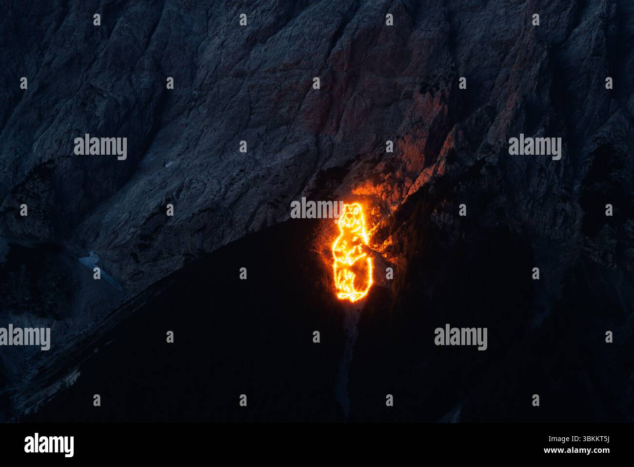 Lermoos, Austria. Lermoos, Austria. 21 giugno 2025. Numerosi incendi possono essere visti sulle montagne nella Tiroler Zugspitz Arena nel bacino della valle di Ehrwald Lermoos e Biberwier in Tirol (Austria) il 21.06.2025 per il solstizio d'estate. L'immagine mostra i monti Wetterstein con il versante tirolese dello Zugspitze, su cui i fuochi formano una marmotta. Ogni anno, nella regione si festeggia il giorno più lungo e la notte più breve con spettacolari motivi di fuoco. All'imbrunire, il cosiddetto "Bergfeurer" accende gli incendi di mezza estate, che poi bruciano nella notte. Credito: dpa Picture Alliance/Alamy Live News Foto Stock