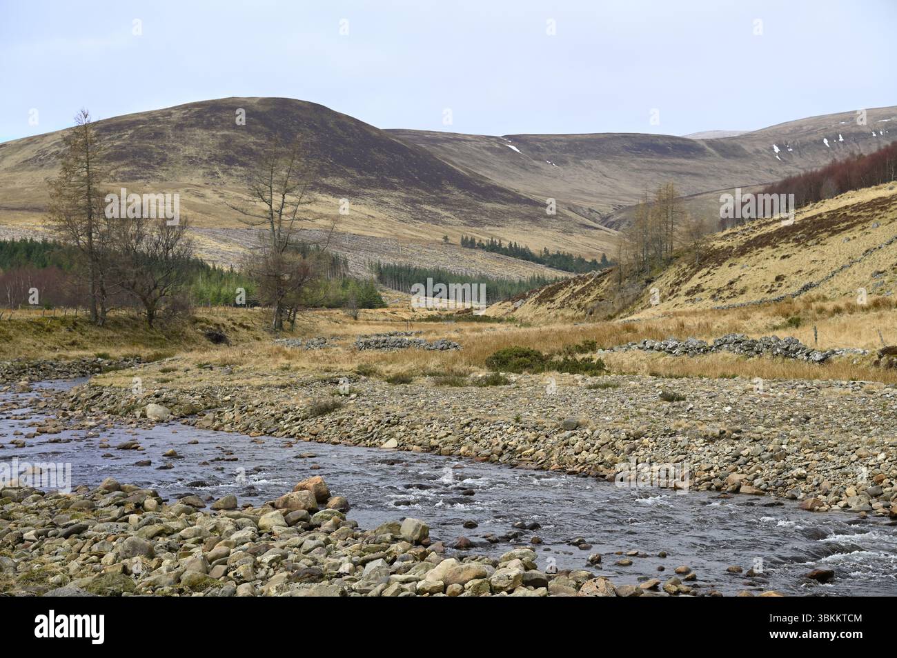 Il tratto superiore del fiume Isla scorre attraverso un paesaggio glaciale nel Glens Angus e nel Parco Nazionale di Cairngorms, in Scozia, in un giorno di marzo. Foto Stock