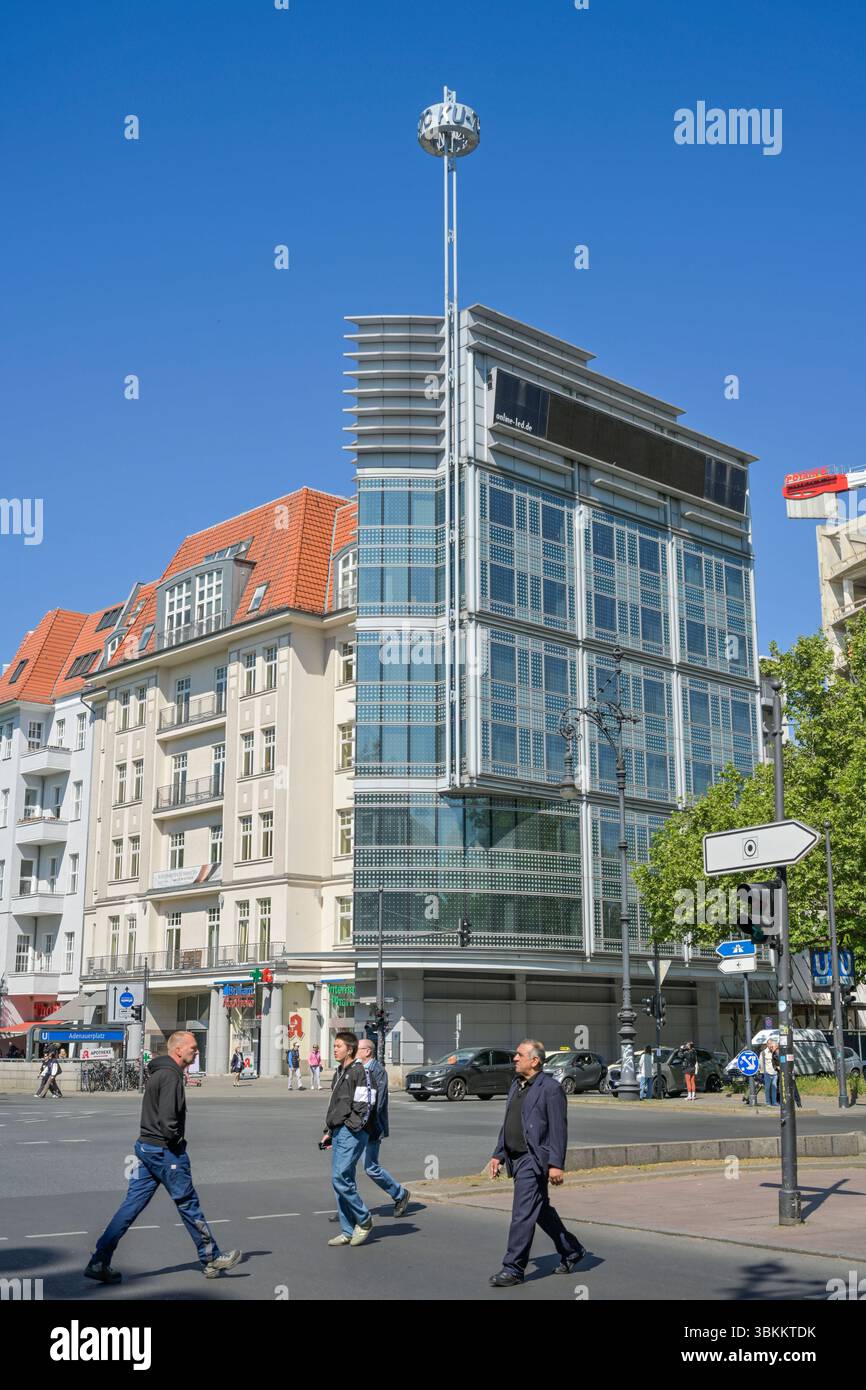 Bürogebäude am Adenauerplatz, Handtuchhaus von Helmut Jahn, Kurfürstendamm, Charlottenburg, Bezirk Charlottenburg-Wilmersdorf, Berlino, Deutschland *** edificio per uffici in Adenauerplatz, casa asciugamani di Helmut Jahn, Kurfürstendamm, Charlottenburg, Charlottenburg Wilmersdorf District, Berlino, Germania Foto Stock