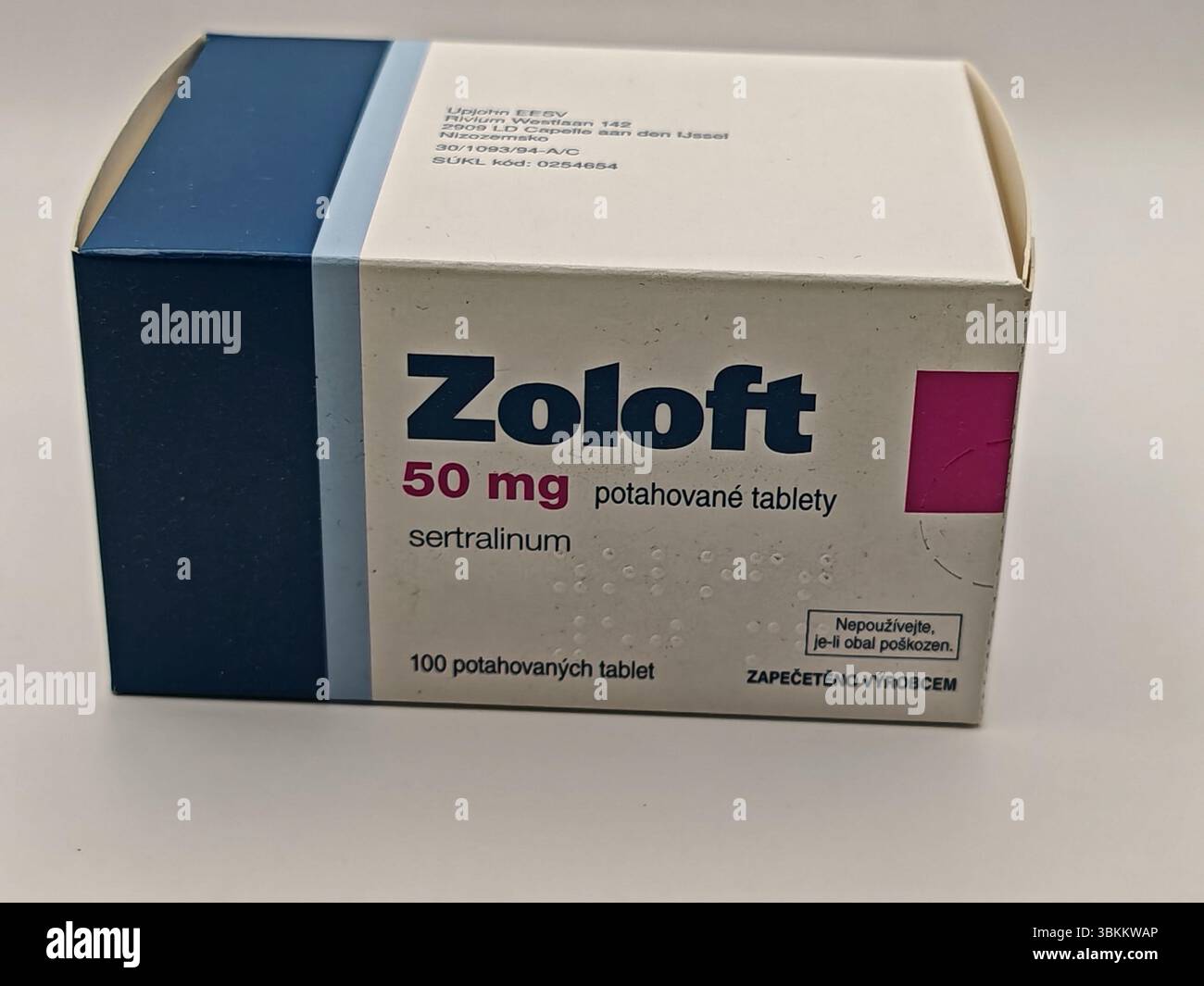 Praga, Repubblica Ceca - 8 aprile 2025: Compresse di Pfizer Zoloft con antidepressivo SSRI sertralino per la depressione, il disturbo d'ansia e la stabilizzazione dell'umore Foto Stock