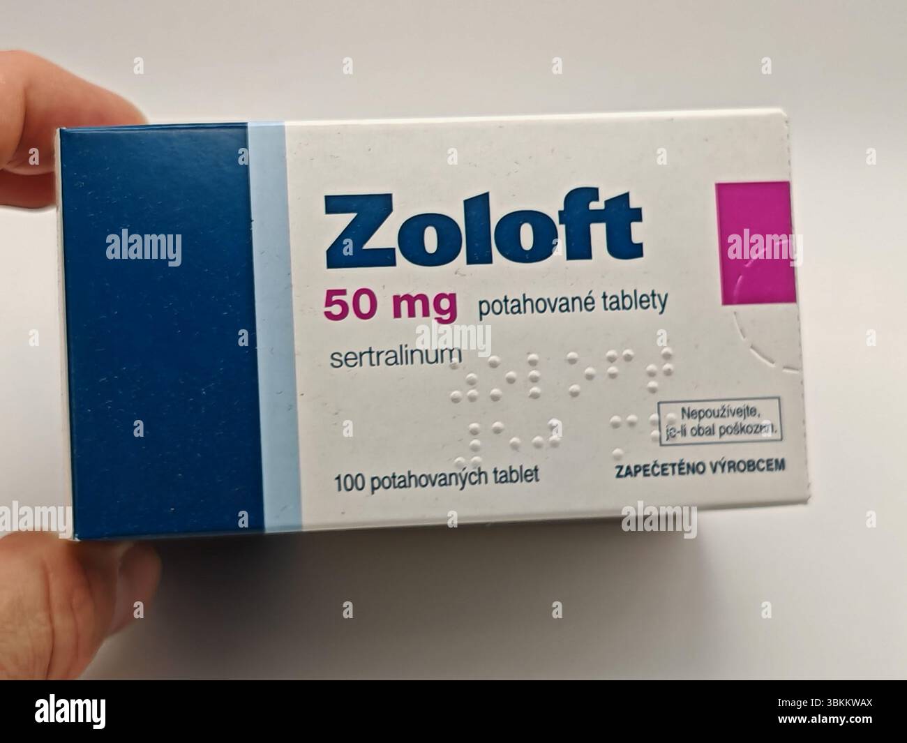 Praga, Repubblica Ceca - 8 aprile 2025: Compresse di Pfizer Zoloft con antidepressivo SSRI sertralino per la depressione, il disturbo d'ansia e la stabilizzazione dell'umore Foto Stock
