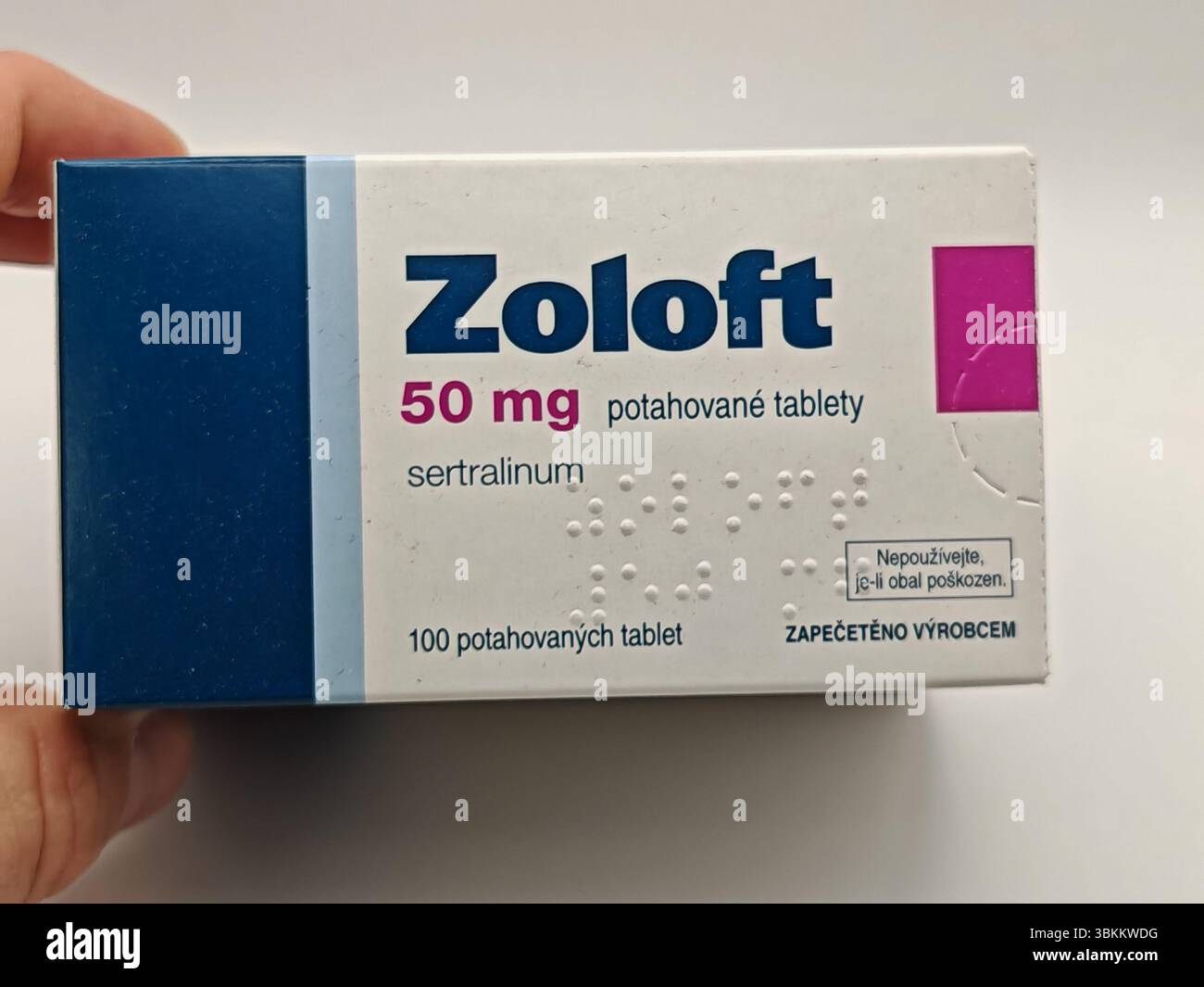 Praga, Repubblica Ceca - 8 aprile 2025: Compresse di Pfizer Zoloft con antidepressivo SSRI sertralino per la depressione, il disturbo d'ansia e la stabilizzazione dell'umore Foto Stock