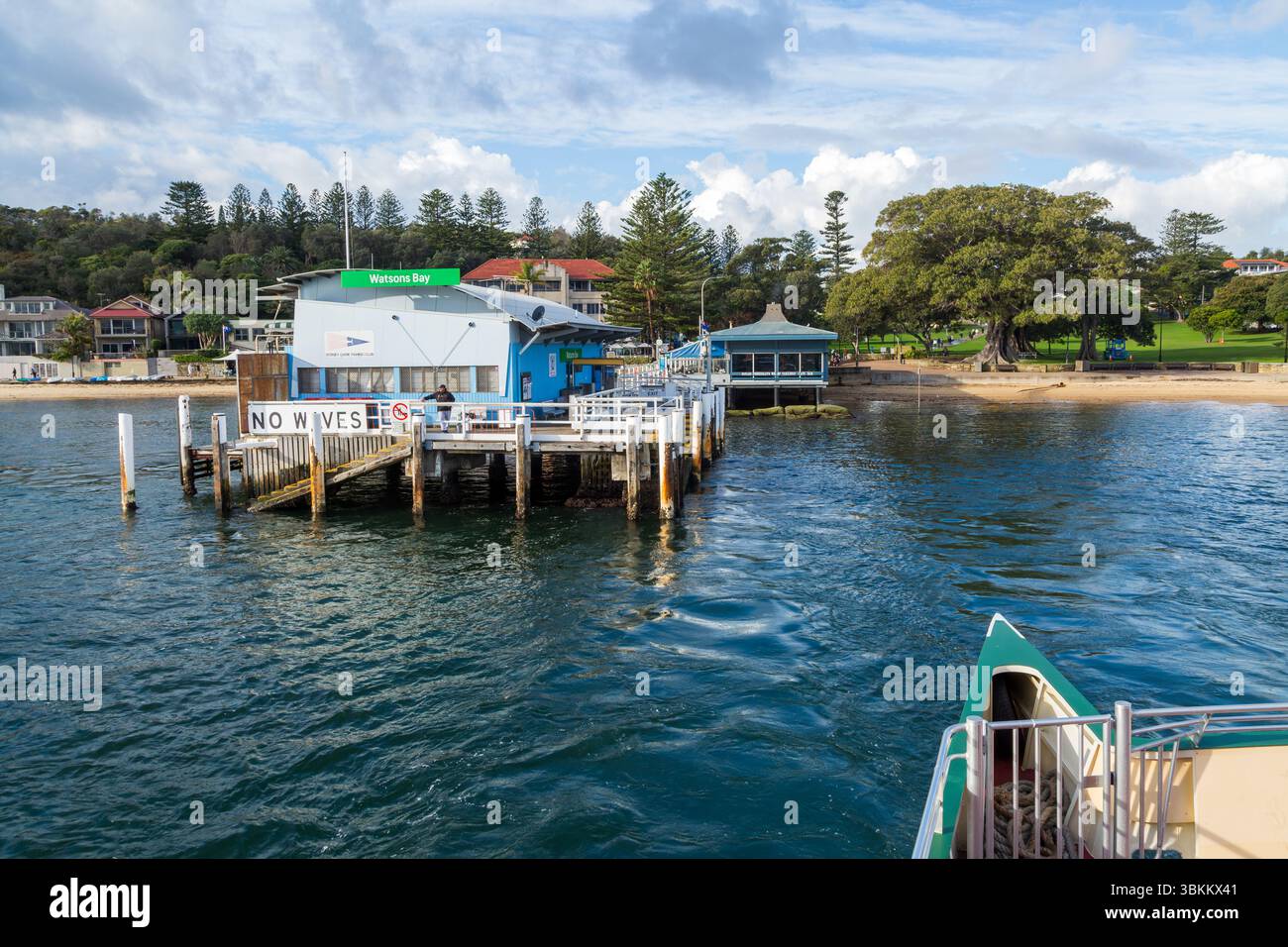 Il molo a Watson's Bay, Sydney, Australia, visto da un traghetto in avvicinamento Foto Stock