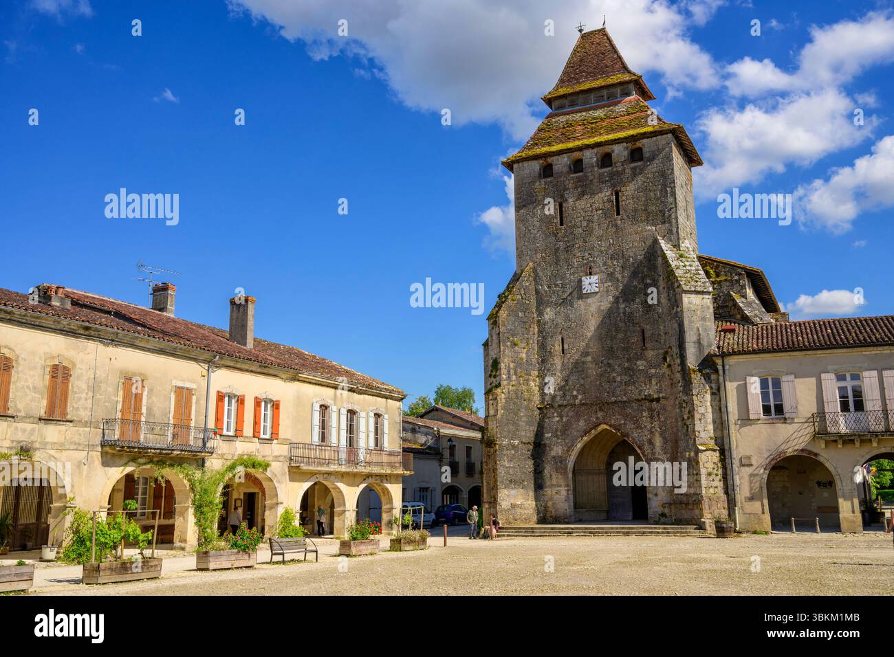 La città di Labastide-d'Armagnac ha una piazza centrale con porticato. Labastide-d'Armagnac, Landes, Francia. Foto Stock