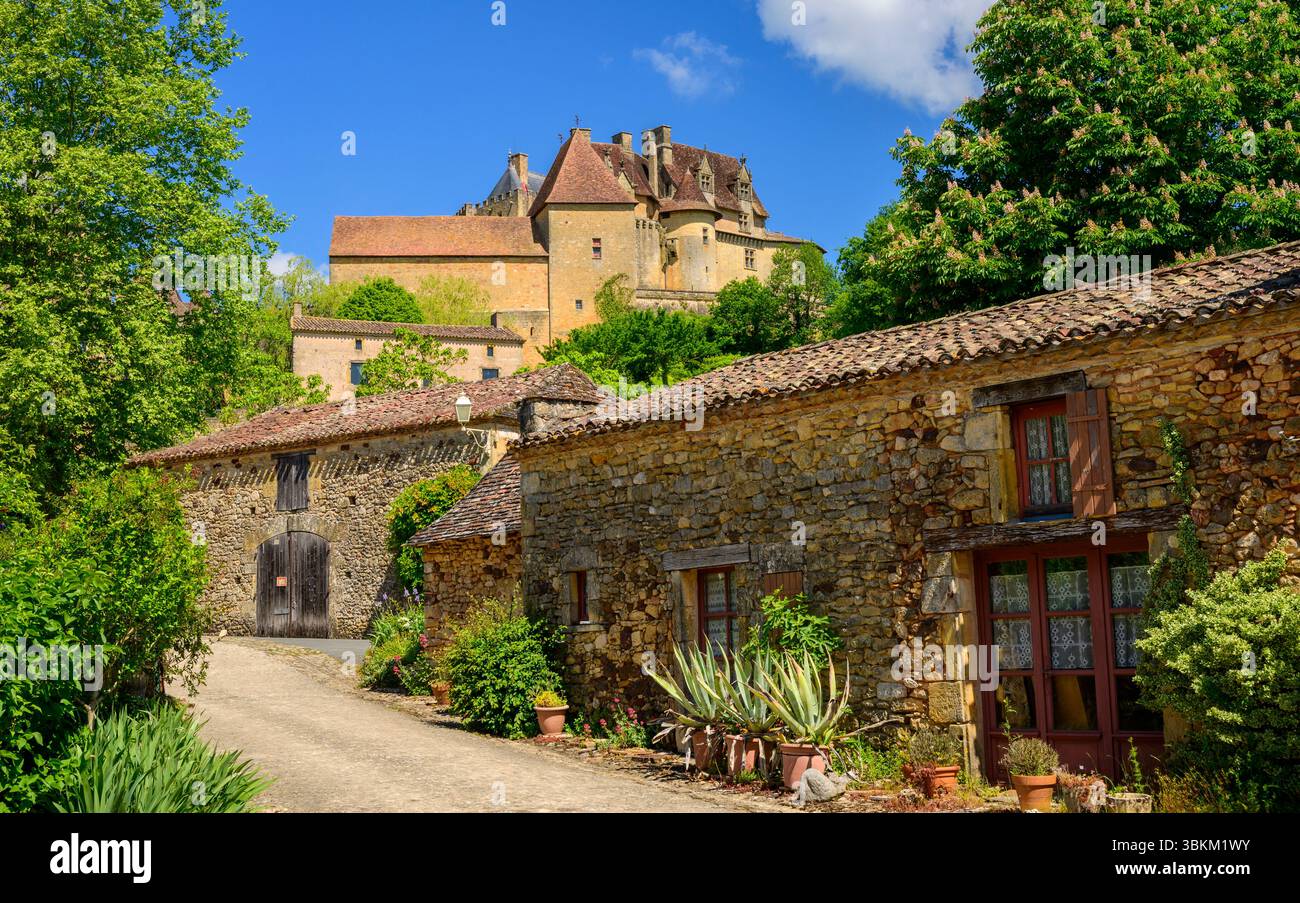 Vista di Château de Biron dal villaggio di Biron, Dordogna e Lot, Francia. Foto Stock