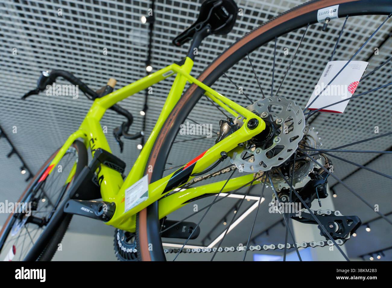 Almaty, Kazakistan - 11 giugno 2025: Parte posteriore della bicicletta Skoda Carbon X-Road Race CRB BF-RB05. Vendita nello showroom dell'auto Foto Stock