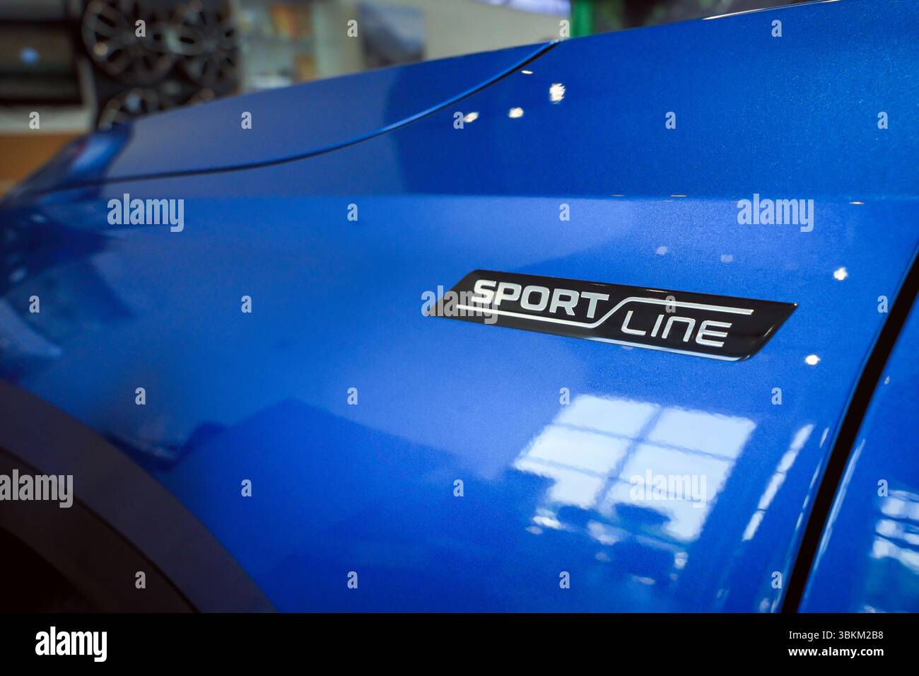 Almaty, Kazakistan - 11 giugno 2025: Emblema Sport Line sull'ala di una Skoda Kodiaq. Vendita al dettaglio nello showroom Foto Stock